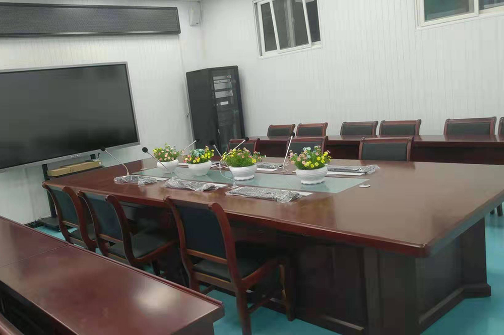 某人大會議室（液晶升降一體機、嵌入式話筒）