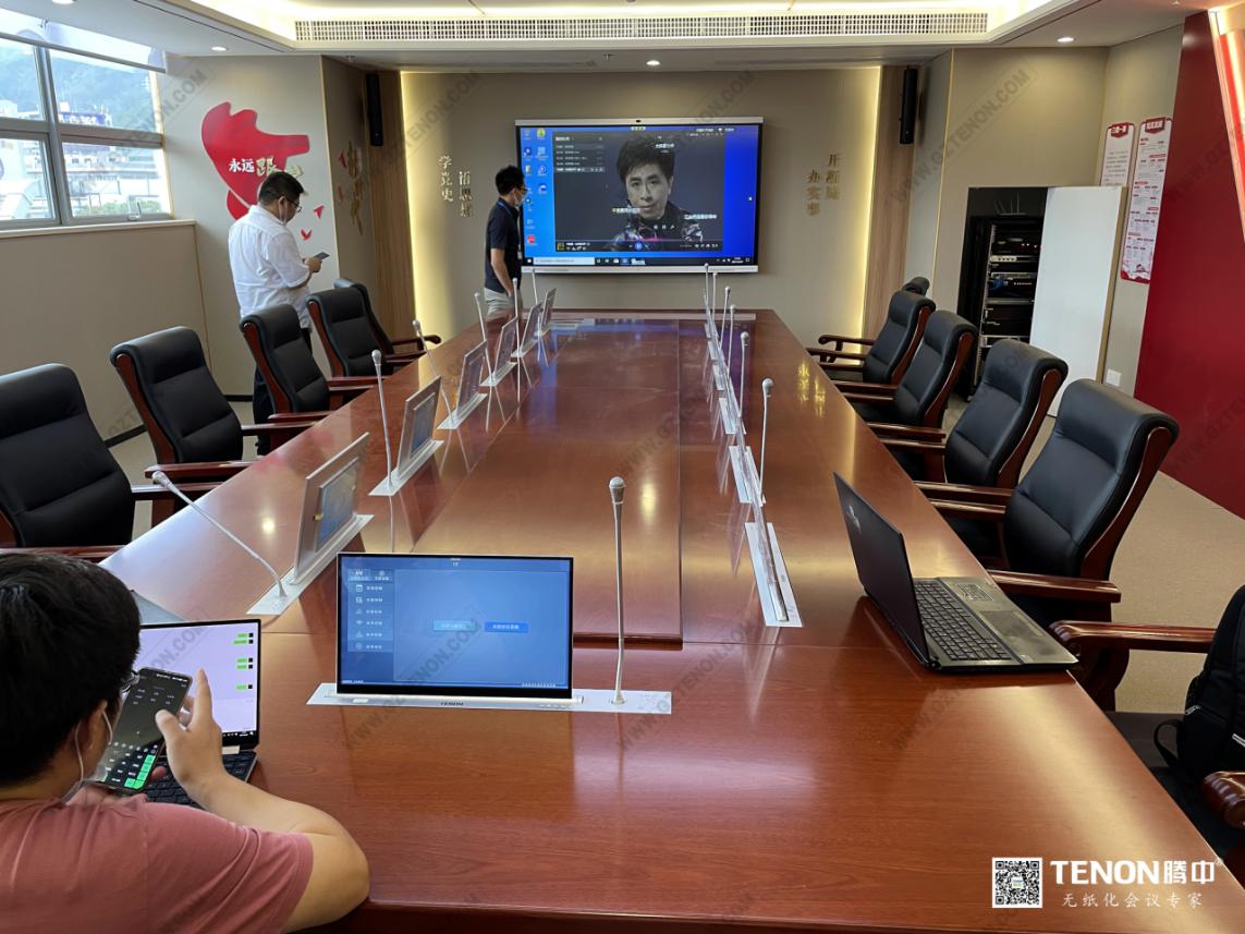 廣東某醫(yī)院（雙屏液晶帶話筒升降一體機）