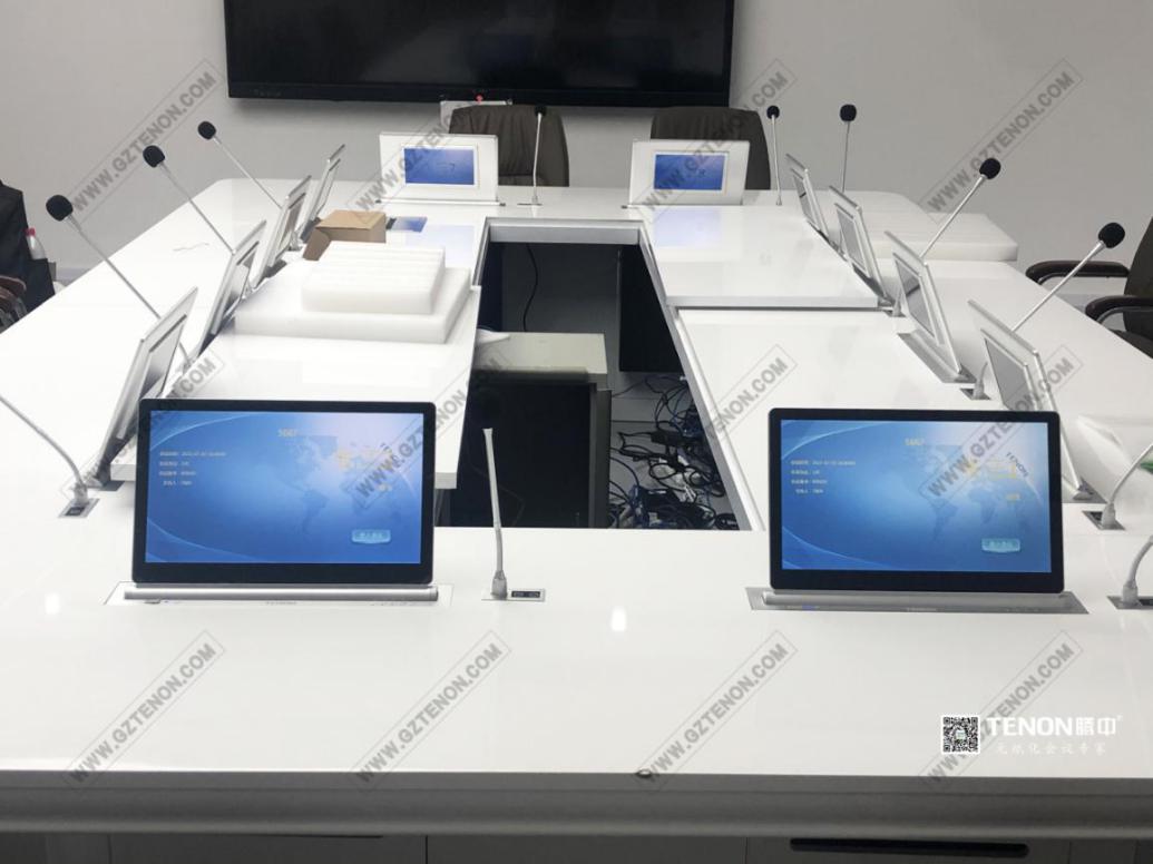 廣西某中學(xué)（雙屏液晶升降一體機(jī)+嵌入式話筒）